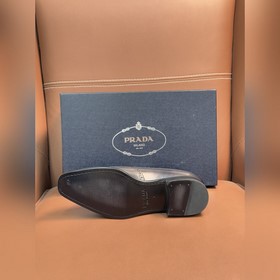 Классические кожаные туфли Prada с кож