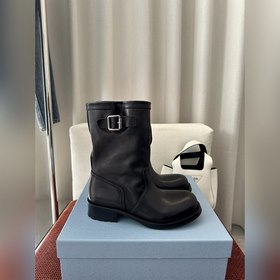 PRADA Весна/Лето 2025 Винтажные кожаны