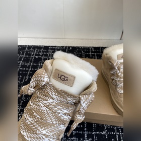Повседневные зимние сапоги UGG с мехов