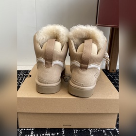 Повседневные зимние сапоги UGG с мехов