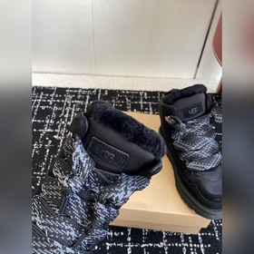 Повседневные зимние сапоги UGG с мехов