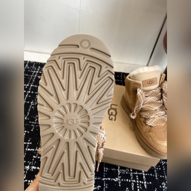 Повседневные зимние сапоги UGG с мехов