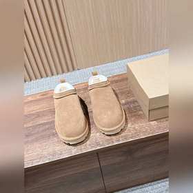 Снежные ботинки UGG с масляными пятнам