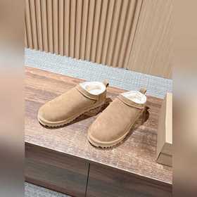 Снежные ботинки UGG с масляными пятнам