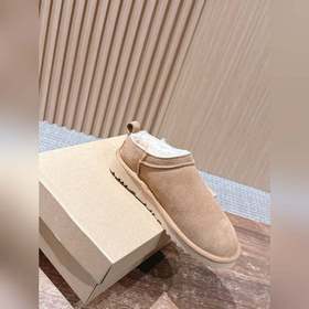 Снежные ботинки UGG с масляными пятнам
