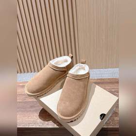 Снежные ботинки UGG с масляными пятнам