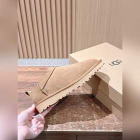 Снежные ботинки UGG с масляными пятнам