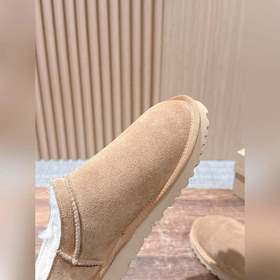 Снежные ботинки UGG с масляными пятнам