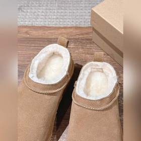 Снежные ботинки UGG с масляными пятнам
