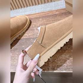 Снежные ботинки UGG с масляными пятнам