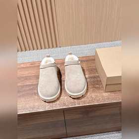 Снежные ботинки UGG с масляными пятнам