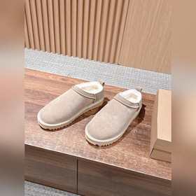 Снежные ботинки UGG с масляными пятнам