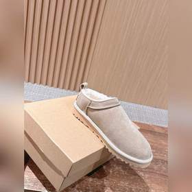 Снежные ботинки UGG с масляными пятнам