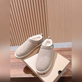 Снежные ботинки UGG с масляными пятнам