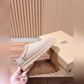 Снежные ботинки UGG с масляными пятнам