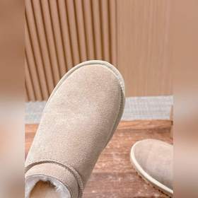 Снежные ботинки UGG с масляными пятнам