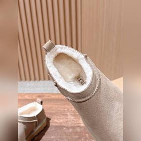 Снежные ботинки UGG с масляными пятнам