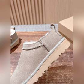 Снежные ботинки UGG с масляными пятнам