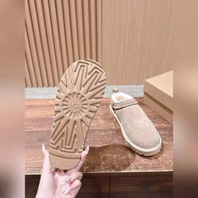 Снежные ботинки UGG с масляными пятнам