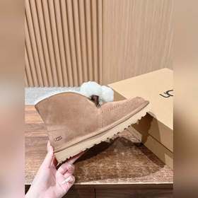 UGG Oil-Stained Kailin Pom-Pom Bow Sty