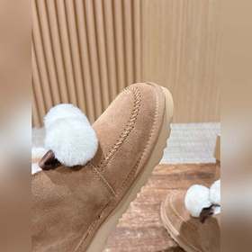 UGG Oil-Stained Kailin Pom-Pom Bow Sty