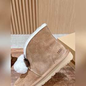 UGG Oil-Stained Kailin Pom-Pom Bow Sty