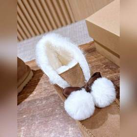 UGG Oil-Stained Kailin Pom-Pom Bow Sty