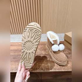 UGG Oil-Stained Kailin Pom-Pom Bow Sty