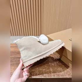 UGG Oil-Stained Kailin Pom-Pom Bow Sty