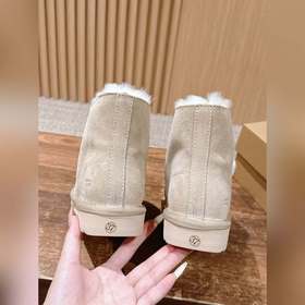 UGG Oil-Stained Kailin Pom-Pom Bow Sty