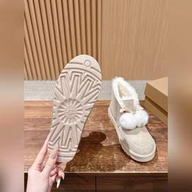 UGG Oil-Stained Kailin Pom-Pom Bow Sty