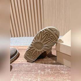 Серия ботинок UGG Oily Bellina Buckle 