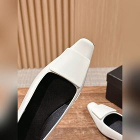 Новые туфли Saint Laurent с плоским кв
