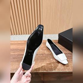 Новые туфли Saint Laurent с плоским кв