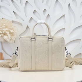 Dior- Новейшая коллекция портфелей Dio