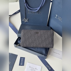 Этот длинный кошелек Dior с жаккардовы