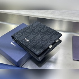 Этот двустворчатый кошелек представляе