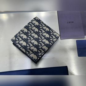 Этот двустворчатый кошелек представляе
