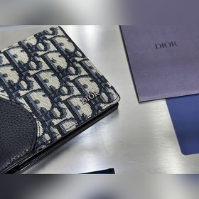 Этот двустворчатый кошелек представляе