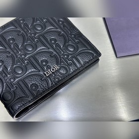 Этот двустворчатый кошелек представляе