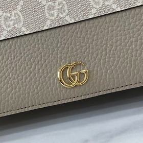 Кошелек GG Marmont с цепочкой украшен 