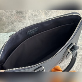 Модель M21440 Этот портфель изготовлен
