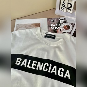Balenciaga — модель с официального сай