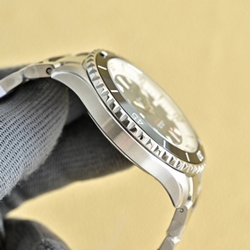 Часы Breitling Superocean 42 мм. 1： Ч