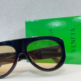 Bottega Veneta Oversized МОДЕЛЬ： BV1