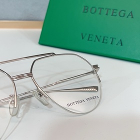 Модель с официального сайта Bottega V