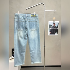 FENDI — новые джинсы свободного кроя с