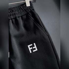 FENDI — товары высшего качества. Новые