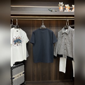 Новая модель футболки Fendi FD с кругл