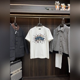 Новая модель футболки Fendi FD с кругл